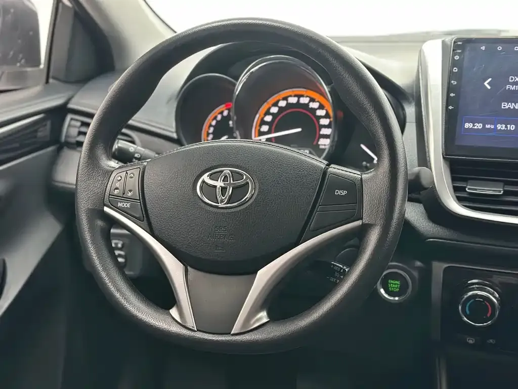 Toyota Yaris L — фото 4