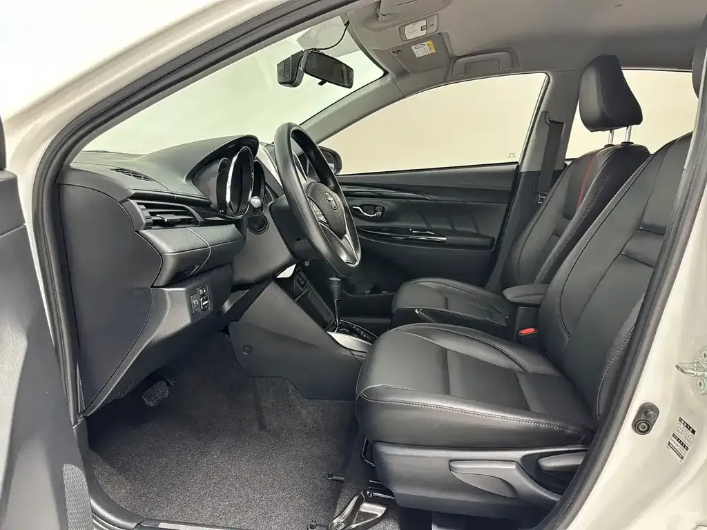 Toyota Yaris L — фото 8