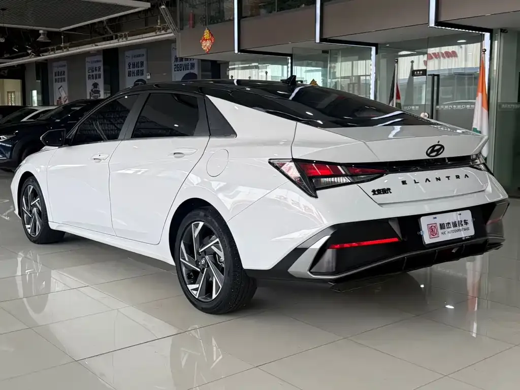 Hyundai Elantra — фото 4