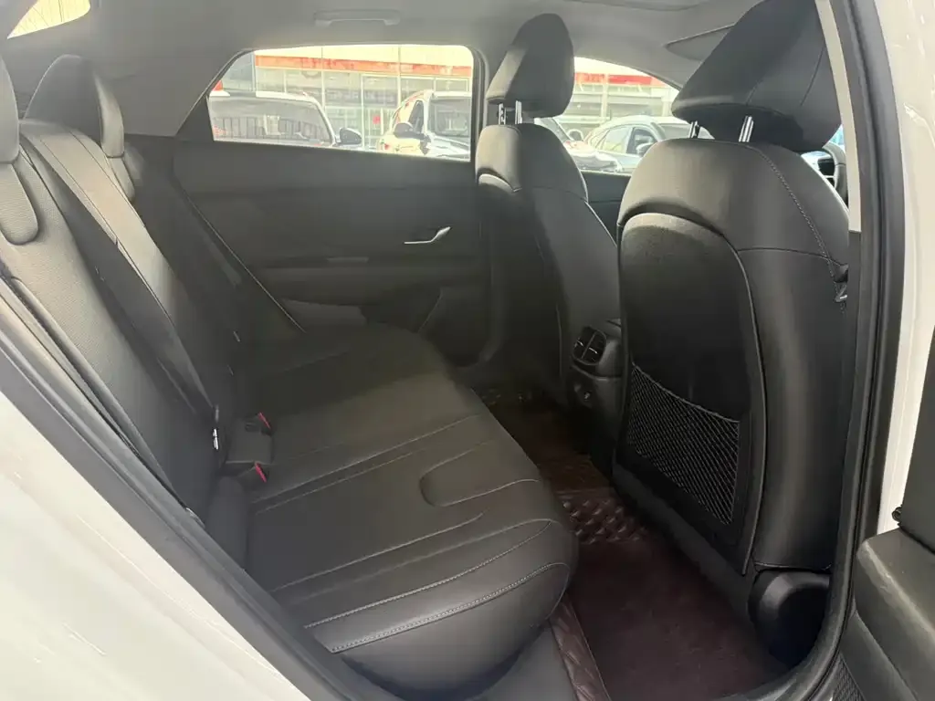 Hyundai Elantra — фото 3