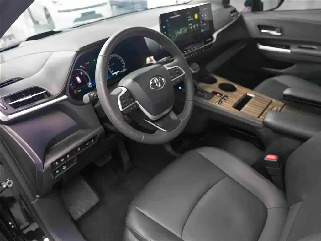 Toyota Granvia — фото 3