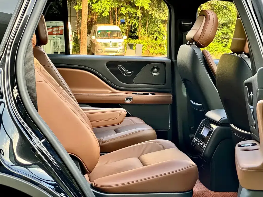 Lincoln Aviator — фото 10