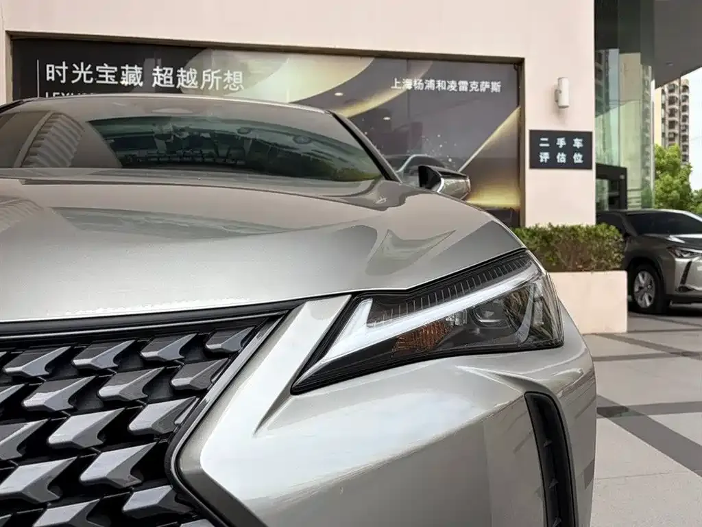 Lexus UX — фото 3