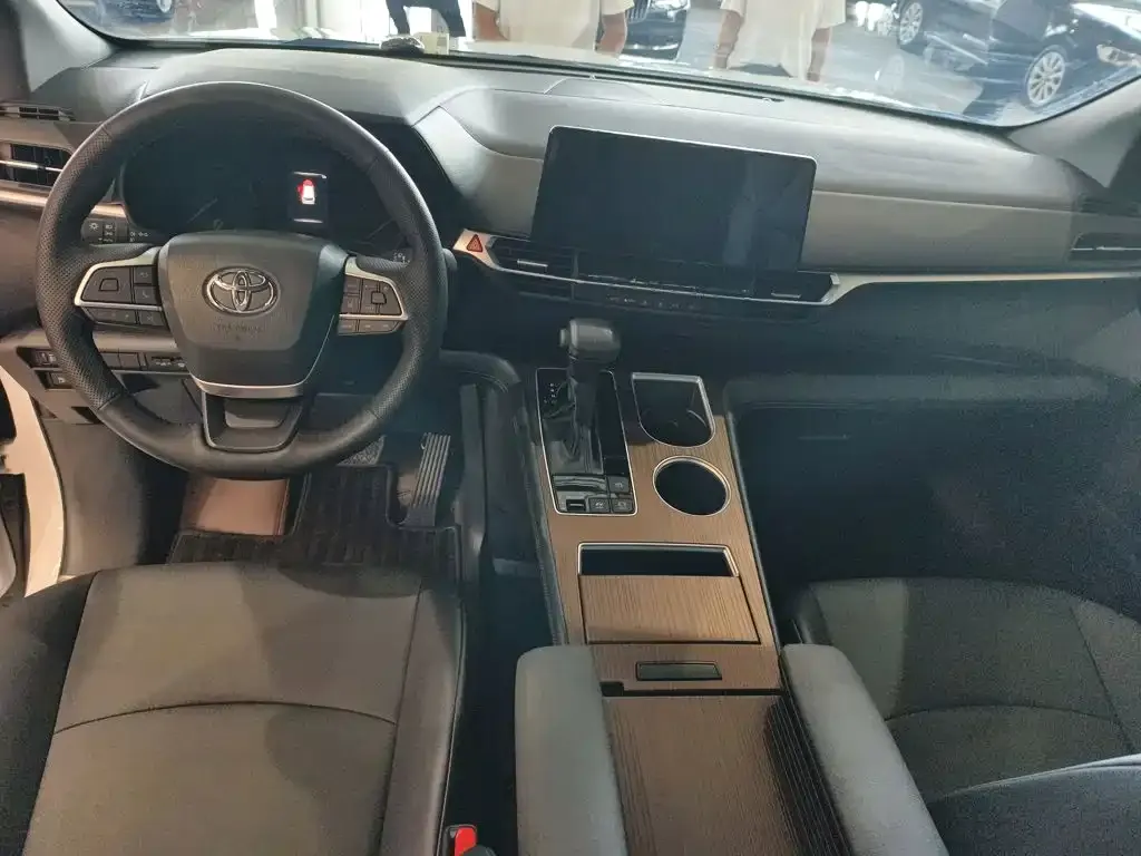 Toyota Granvia — фото 6