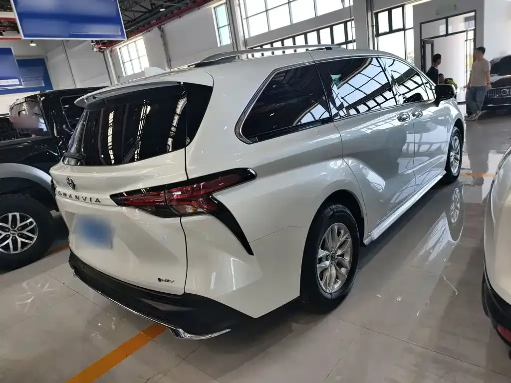 Toyota Granvia — фото 8
