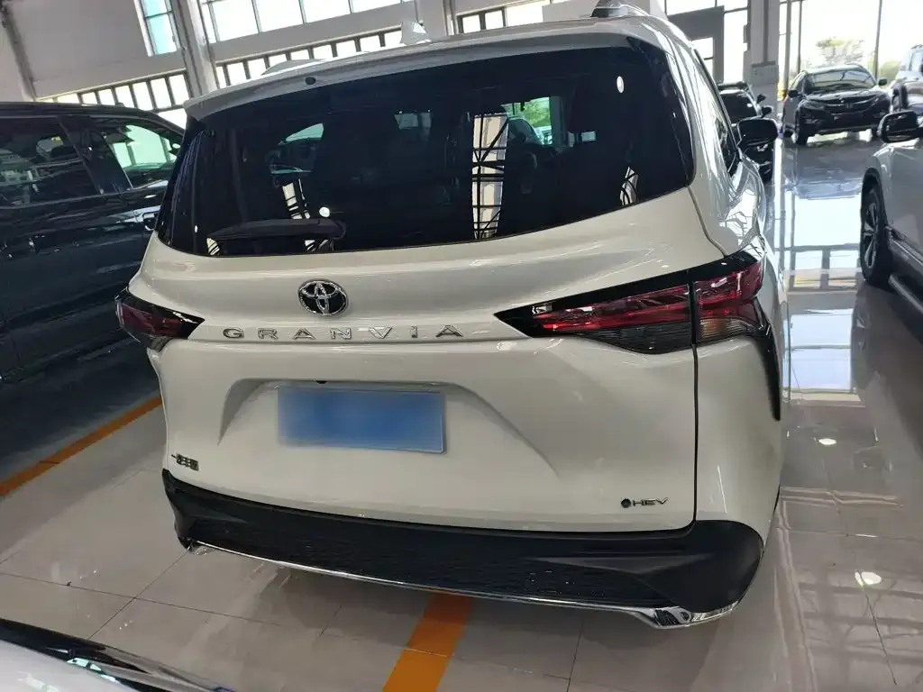 Toyota Granvia — фото 7