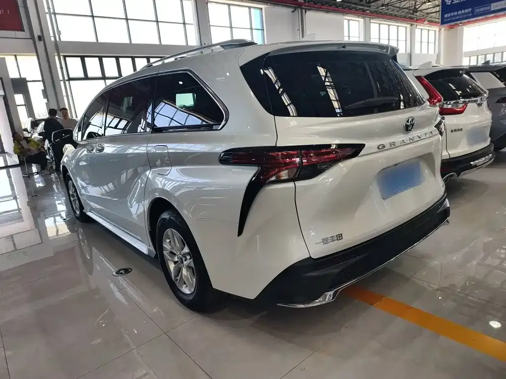 Toyota Granvia — фото 3