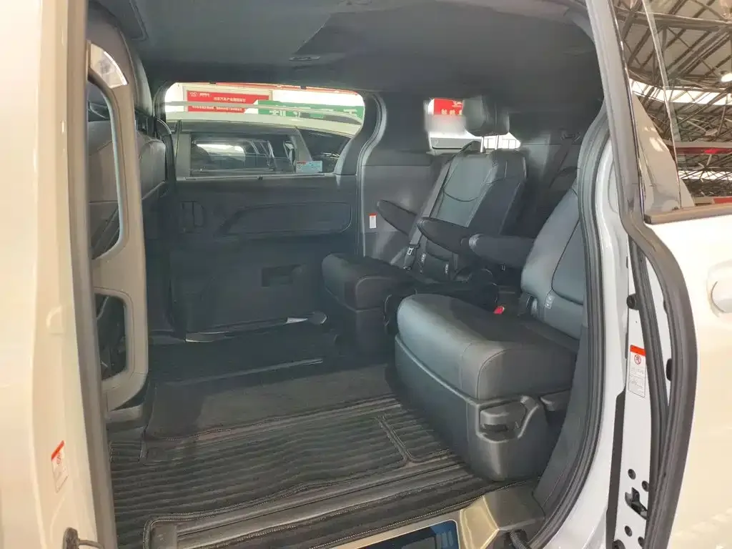 Toyota Granvia — фото 2