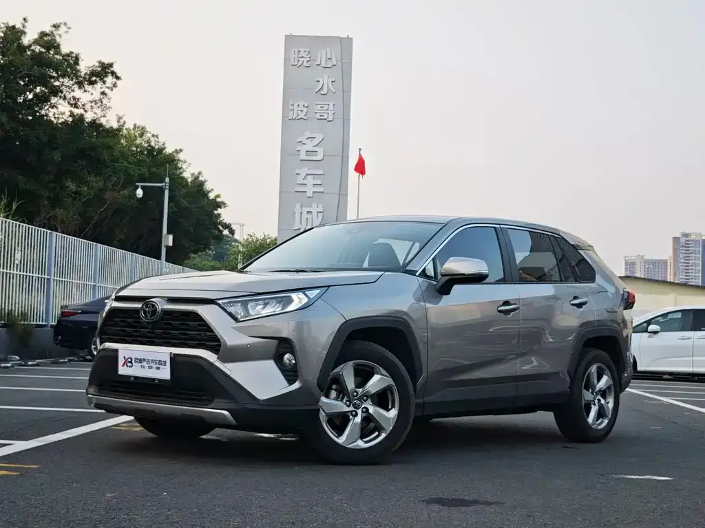 Toyota RAV4 — фото 1