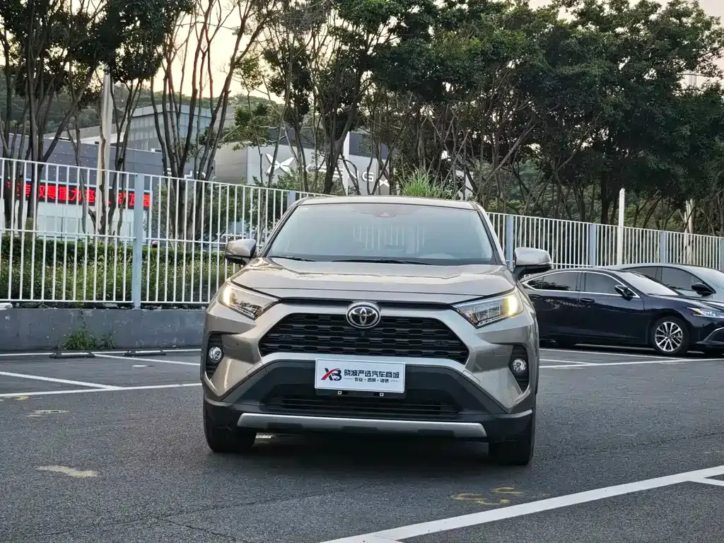 Toyota RAV4 — фото 9