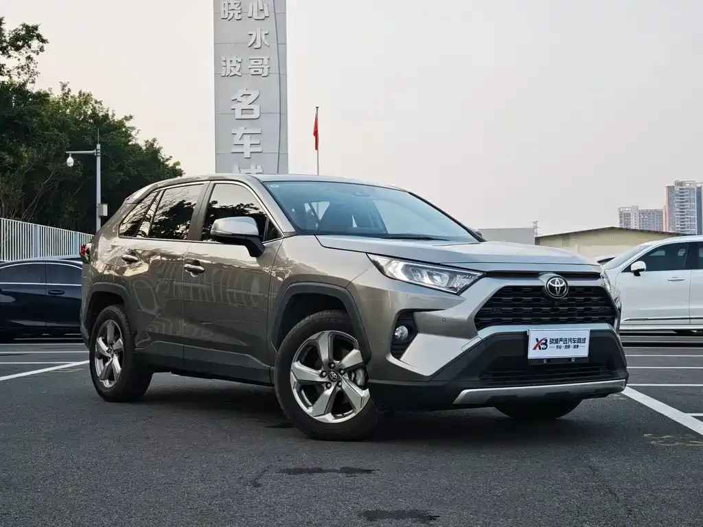 Toyota RAV4 — фото 8