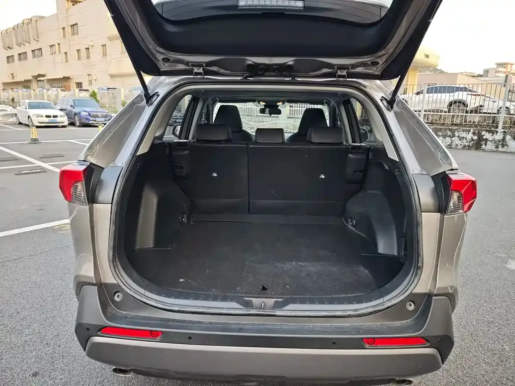 Toyota RAV4 — фото 10