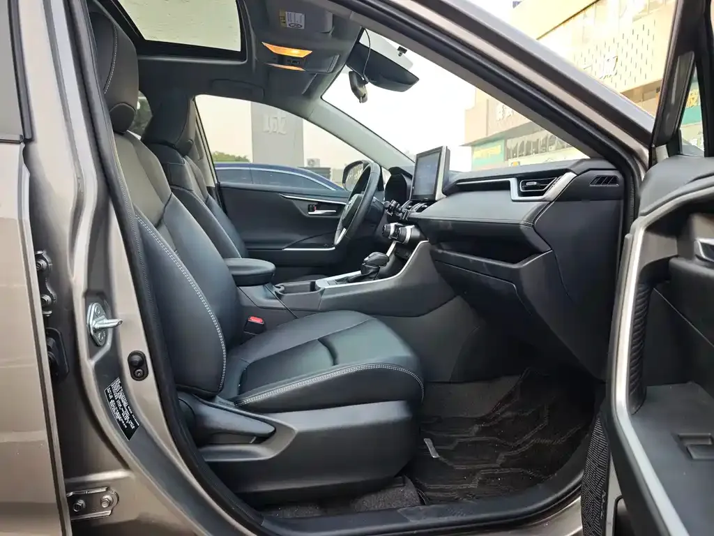 Toyota RAV4 — фото 3