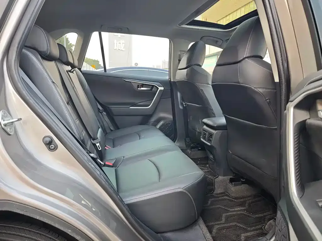 Toyota RAV4 — фото 2