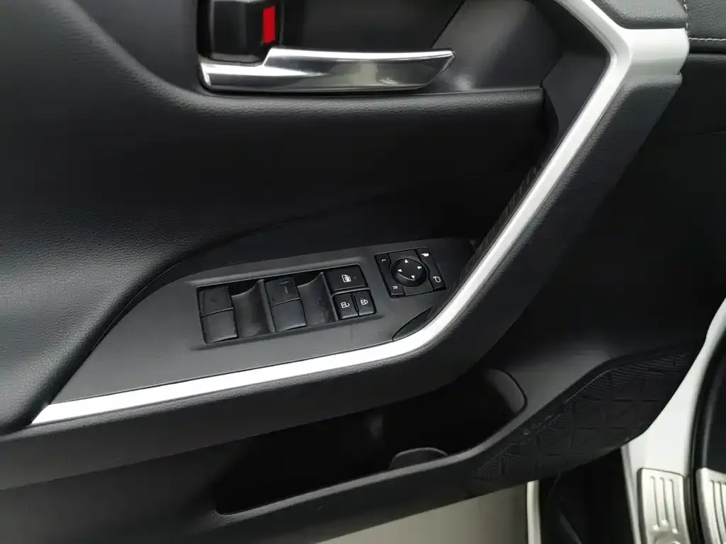 Toyota RAV4 — фото 10