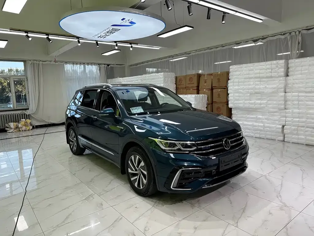 Volkswagen Tiguan L PHEV — фото 3