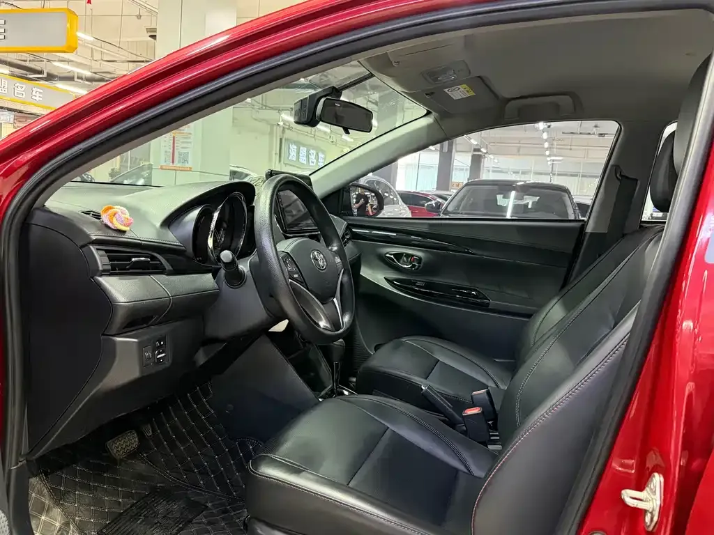 Toyota Yaris L — фото 3