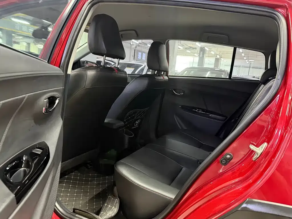 Toyota Yaris L — фото 7