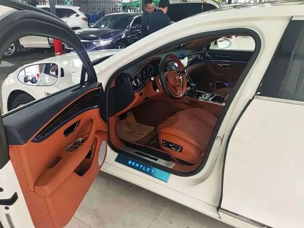 Bentley Flying Spur — фото 6