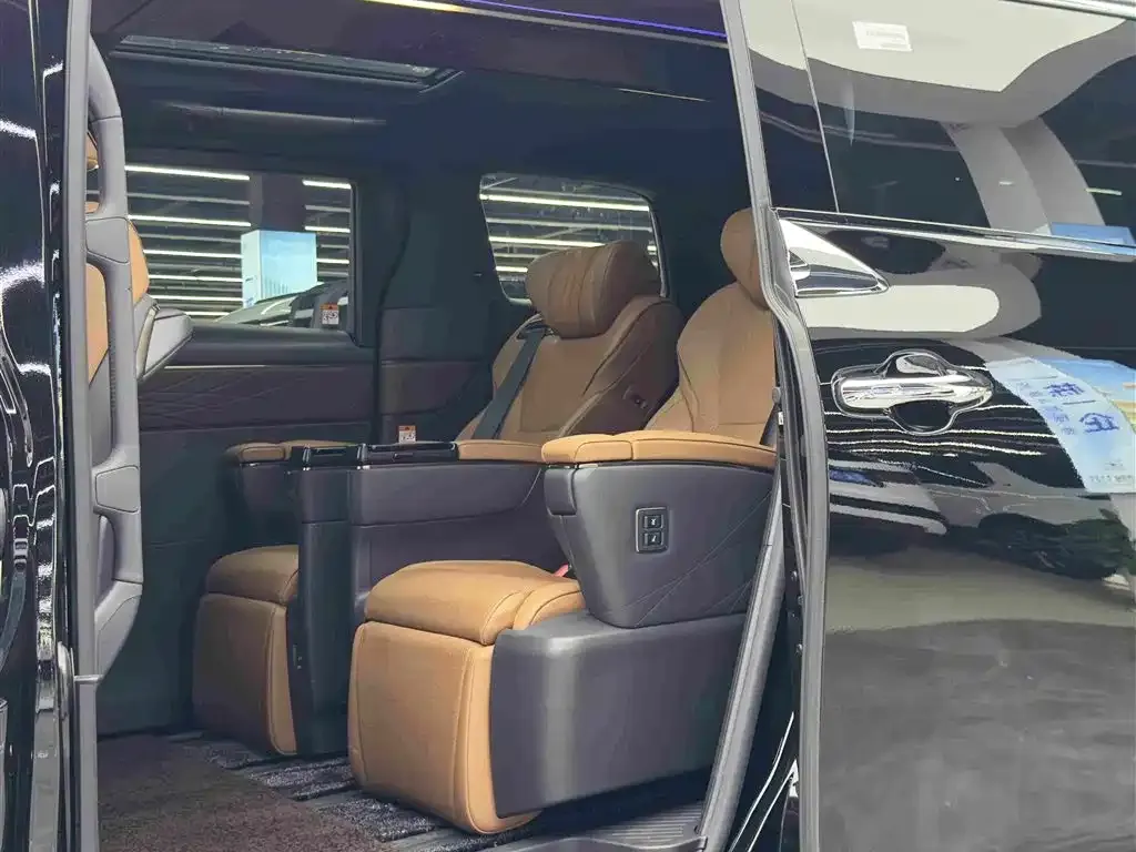 Toyota Alphard — фото 7