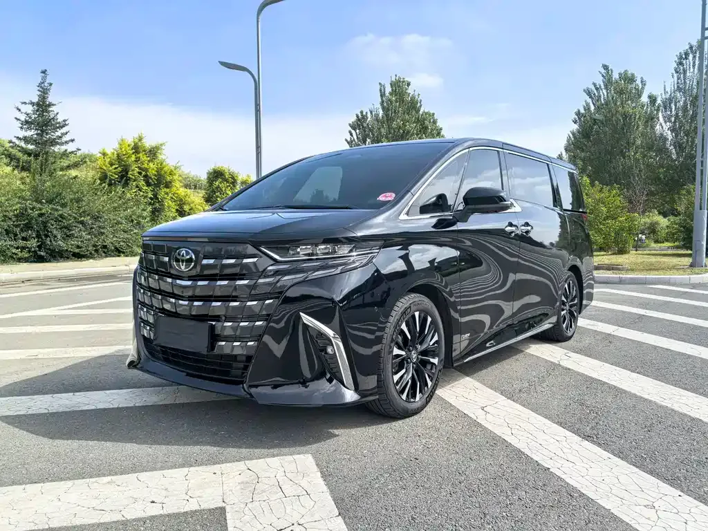 Toyota Alphard — фото 1