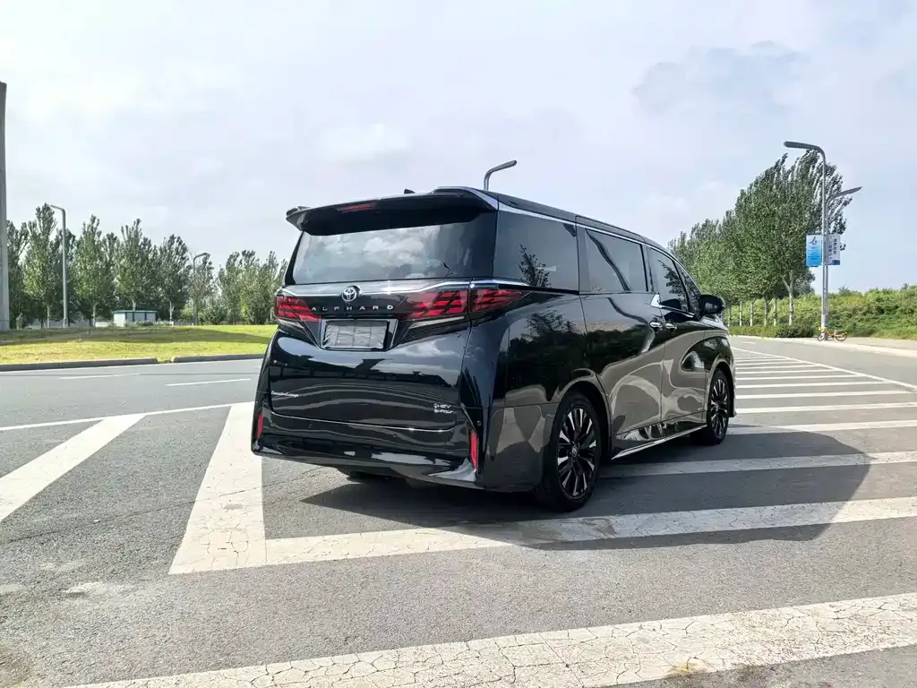 Toyota Alphard — фото 2