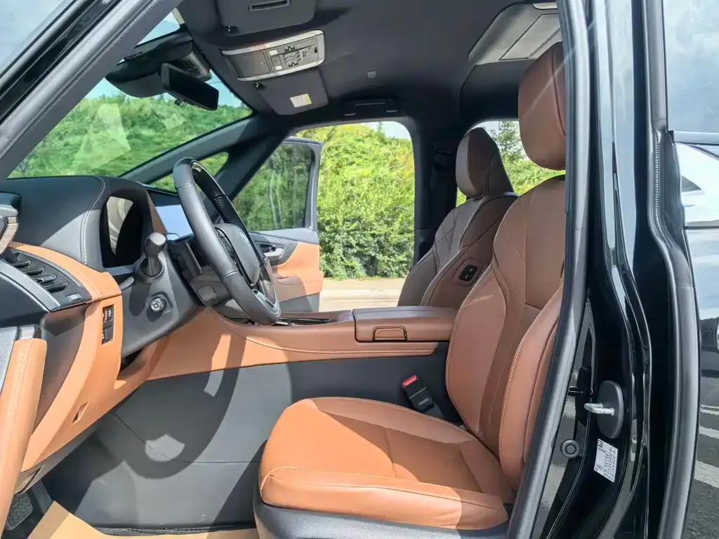 Toyota Alphard — фото 4