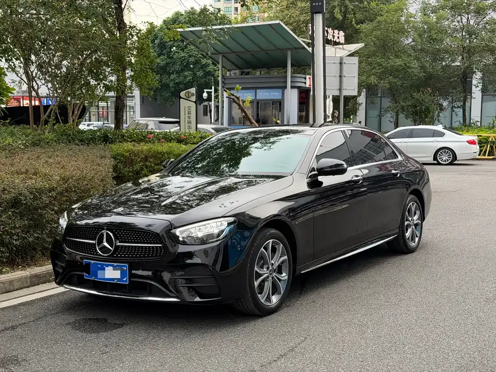 Mercedes-Benz E-Class — фото 1