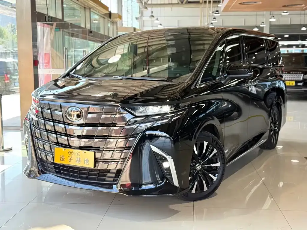 Toyota Alphard — фото 1