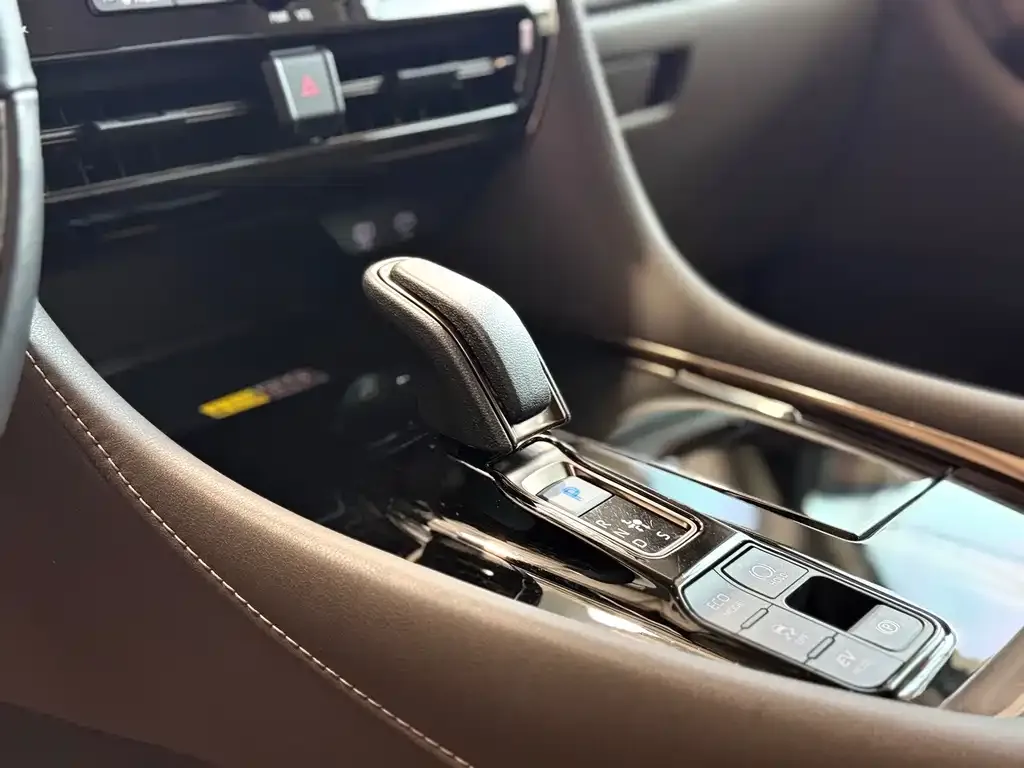 Toyota Alphard — фото 4