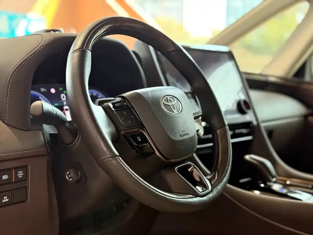 Toyota Alphard — фото 2
