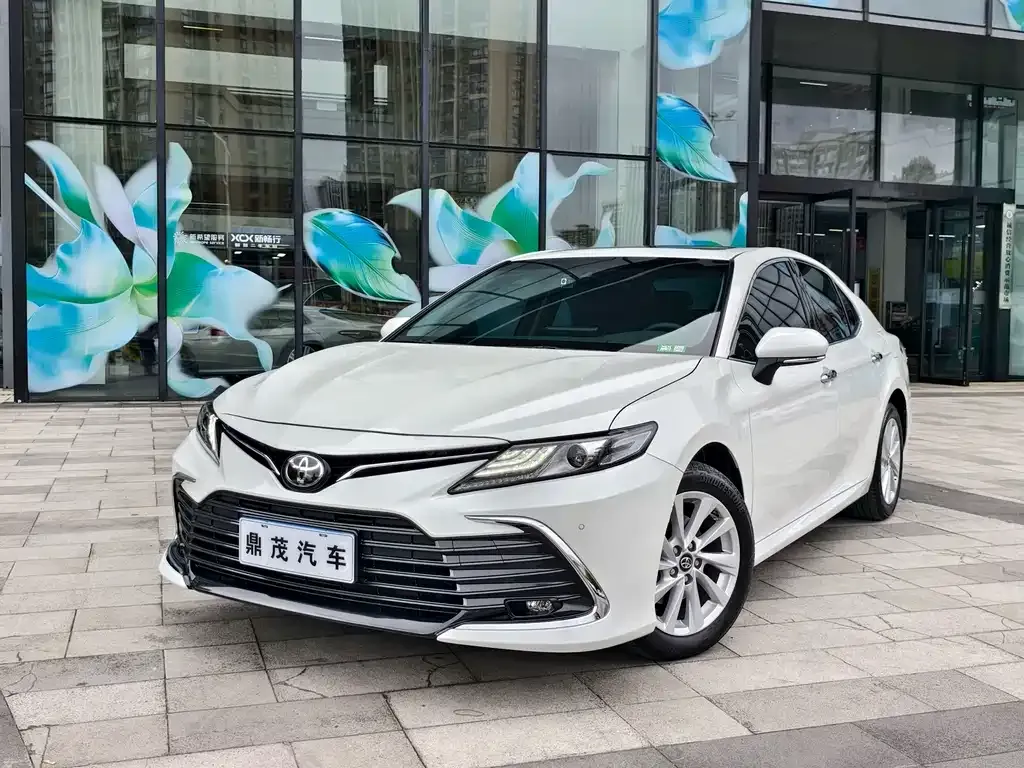 Toyota Camry — фото 1