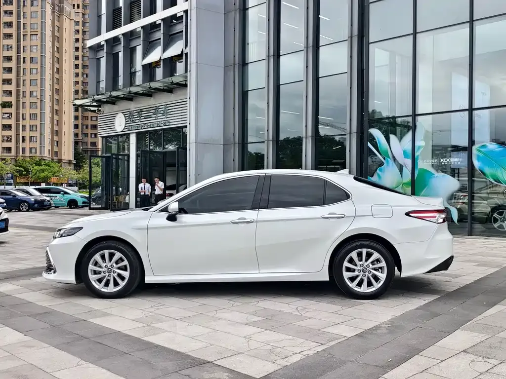 Toyota Camry — фото 8