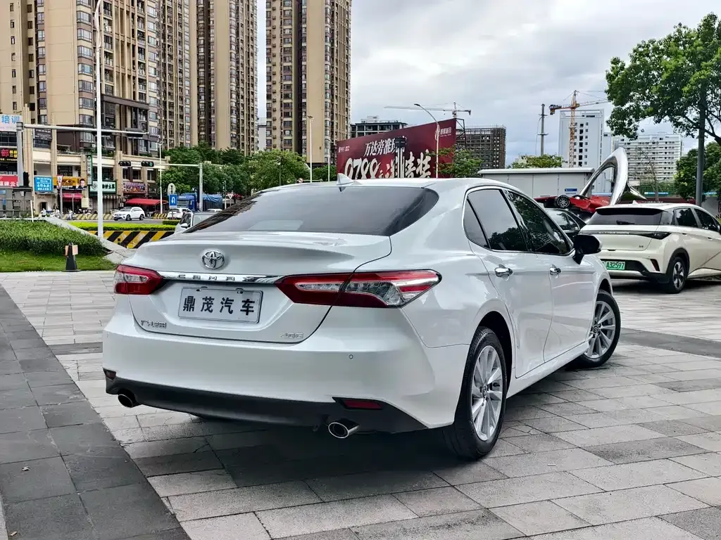 Toyota Camry — фото 10