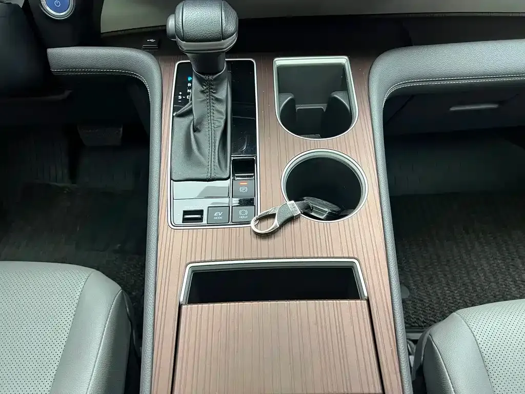 Toyota Granvia — фото 4