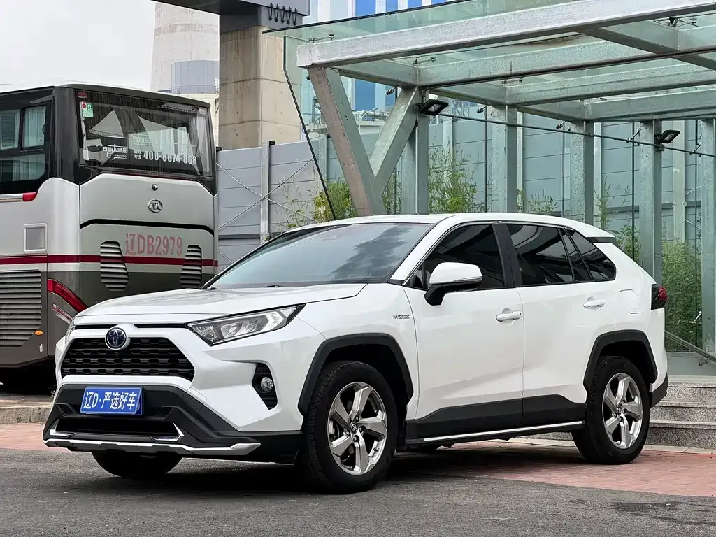 Toyota RAV4 — фото 1