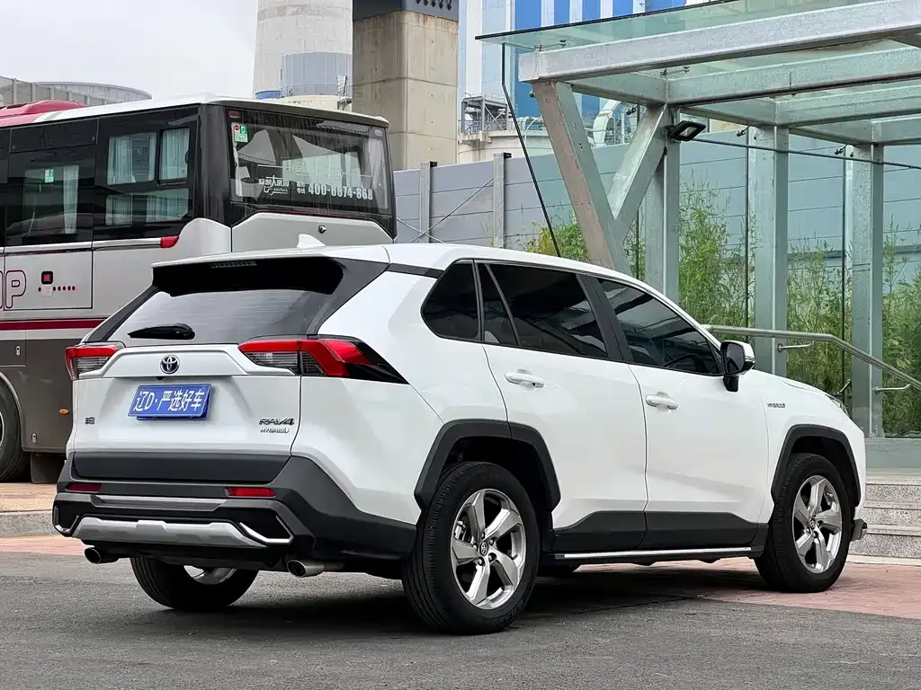 Toyota RAV4 — фото 9