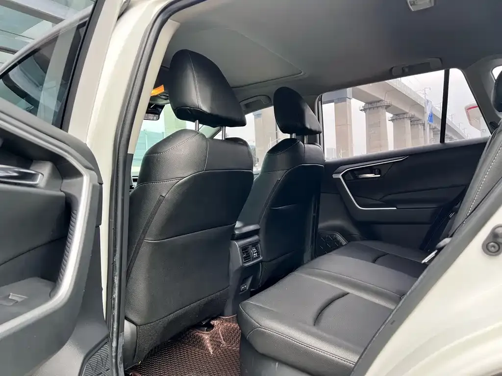 Toyota RAV4 — фото 2