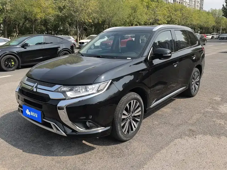 Mitsubishi Outlander — фото 1