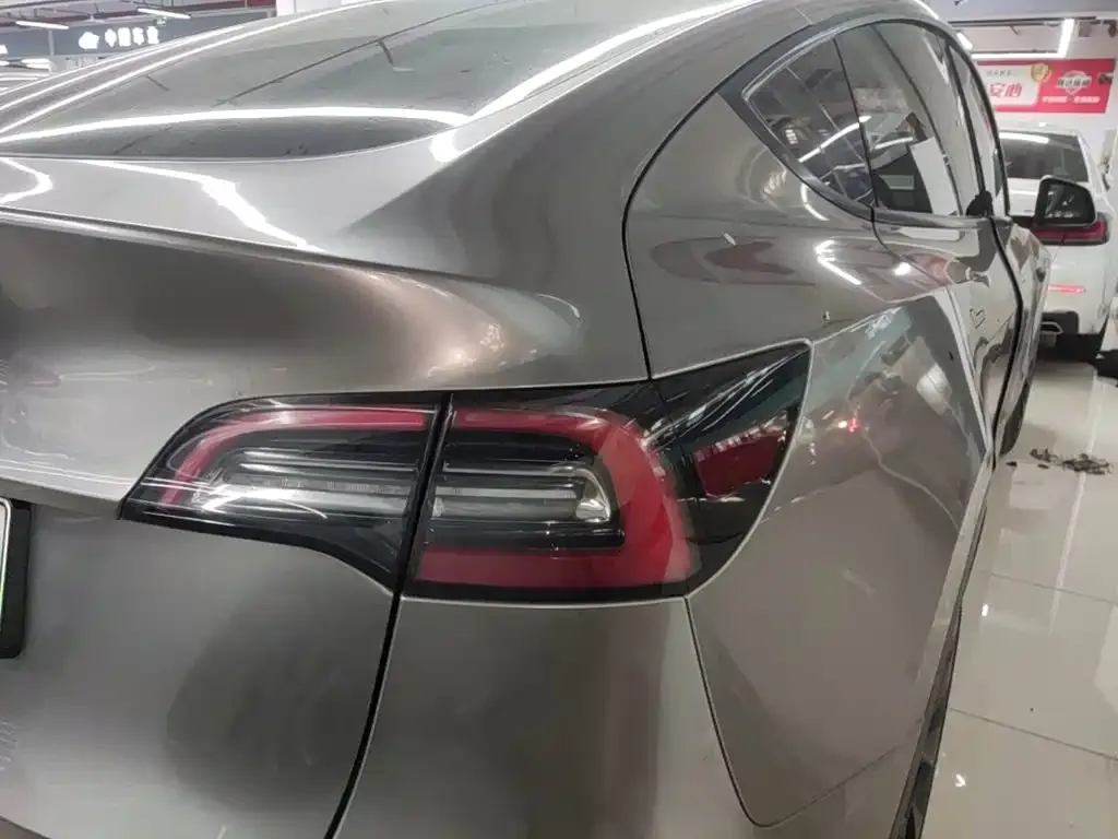 Tesla Model Y — фото 10