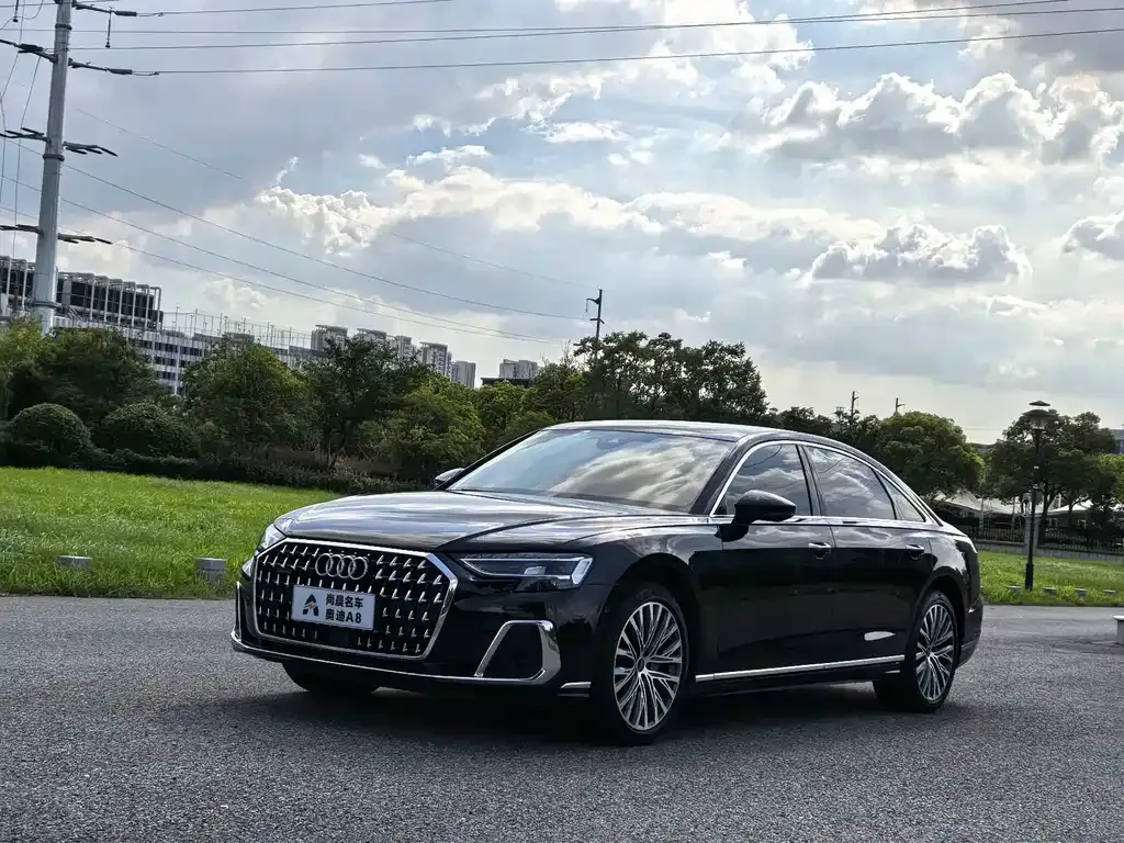 Audi A8 — фото 1