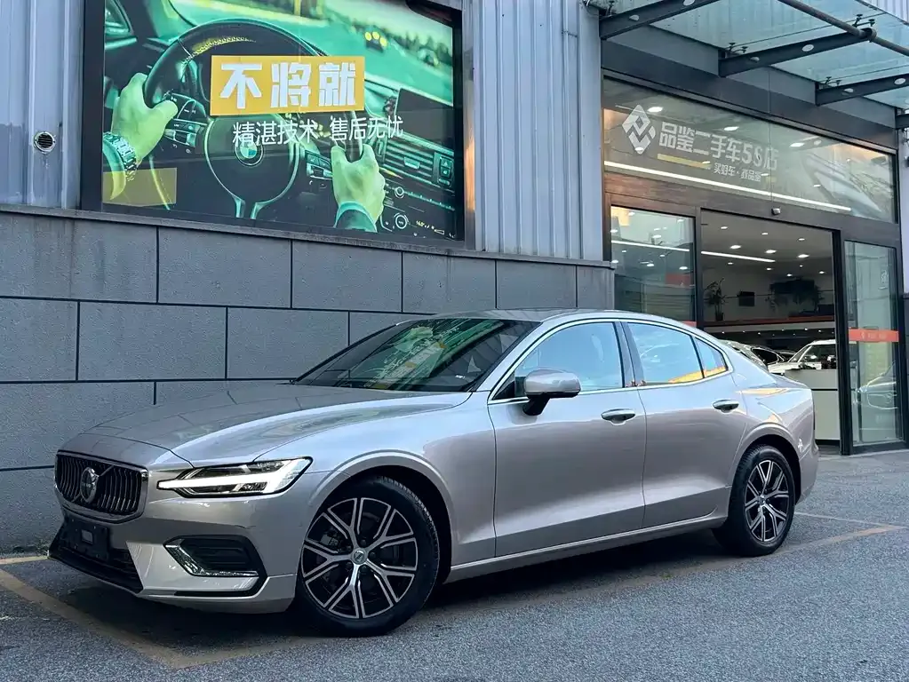Volvo S60 — фото 1