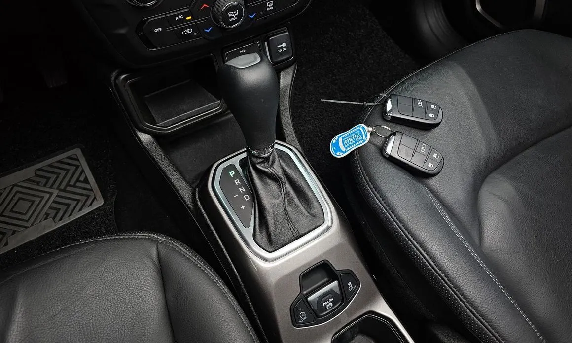 Jeep Renegade — фото 10