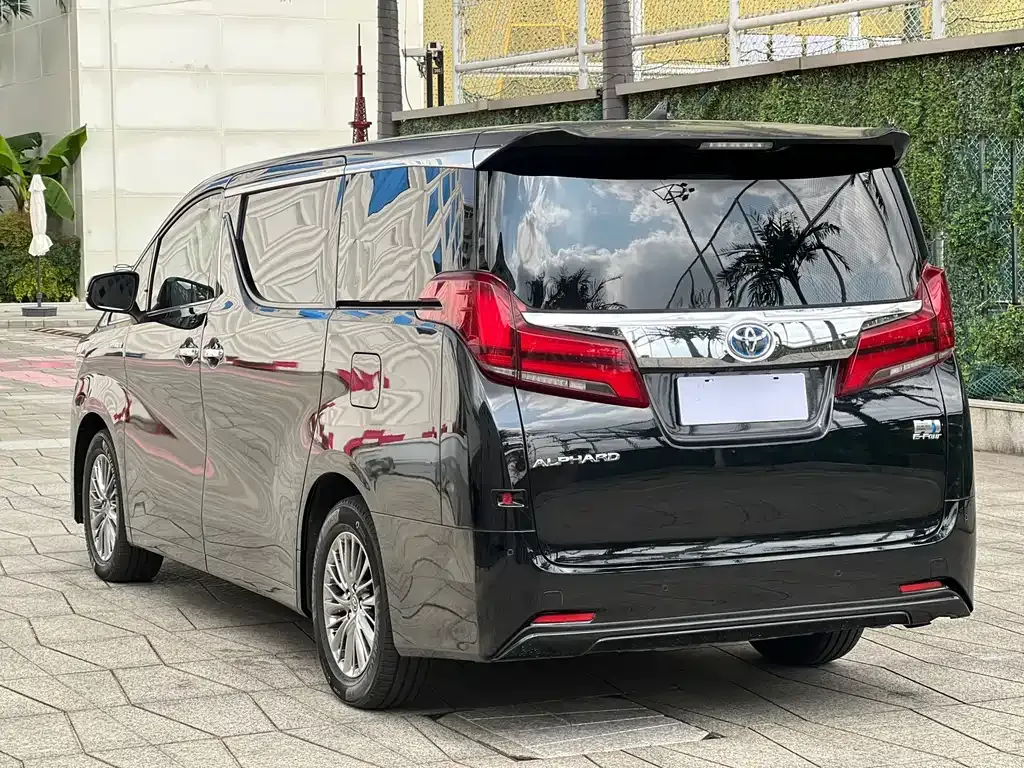 Toyota Alphard — фото 6