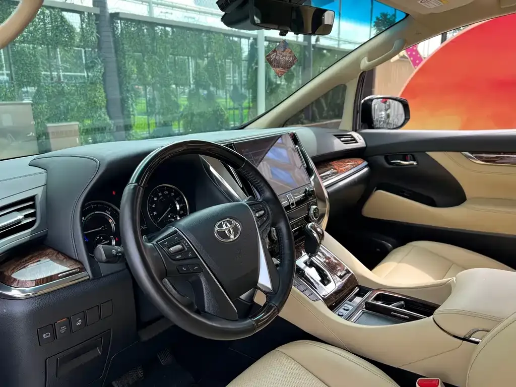 Toyota Alphard — фото 2