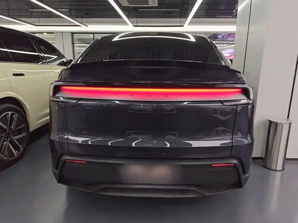 Tesla Model Y L — фото 10