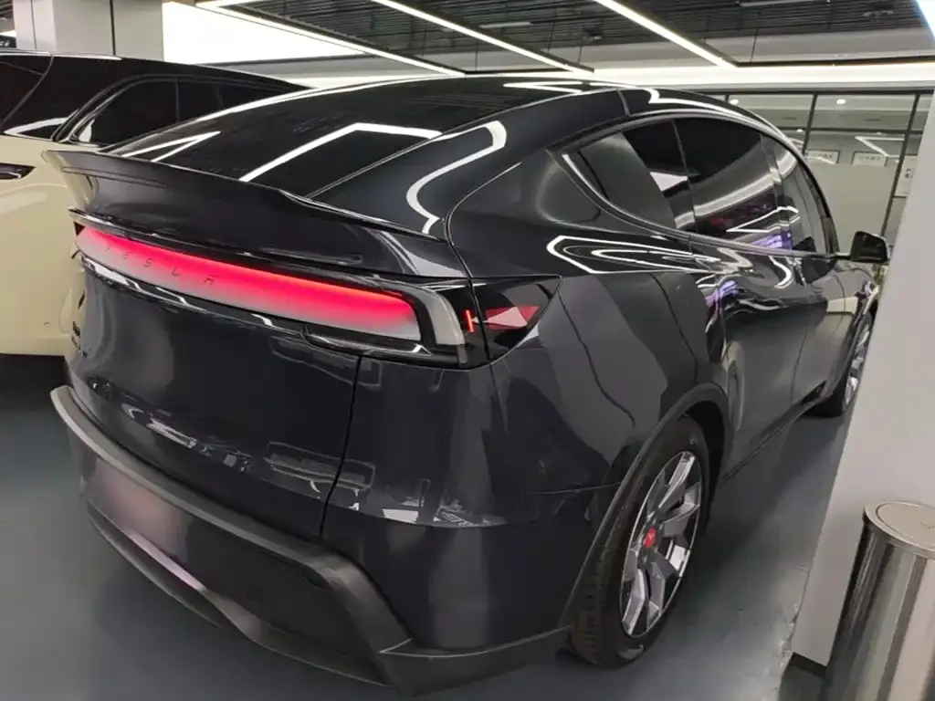 Tesla Model Y L — фото 4