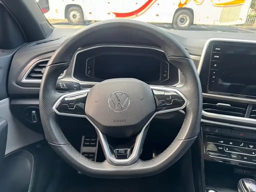 Volkswagen T-Roc — фото 2