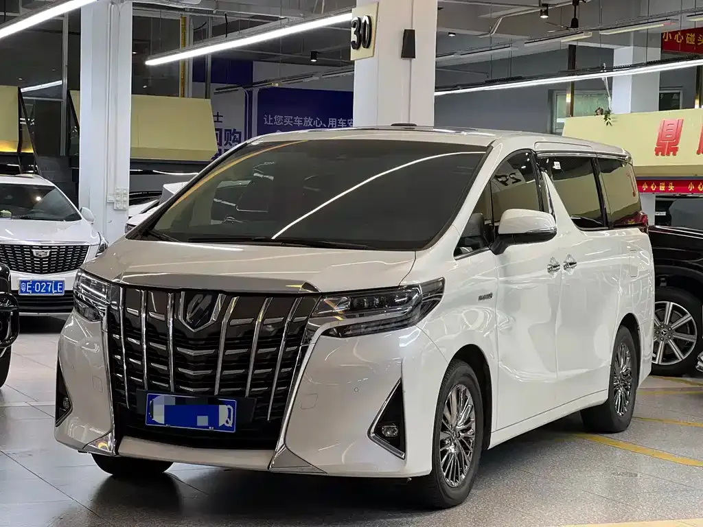 Toyota Alphard — фото 1