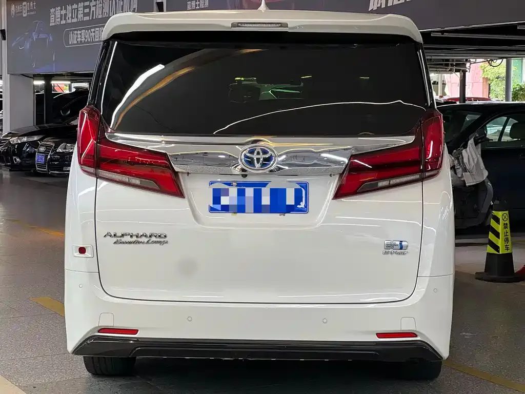 Toyota Alphard — фото 9